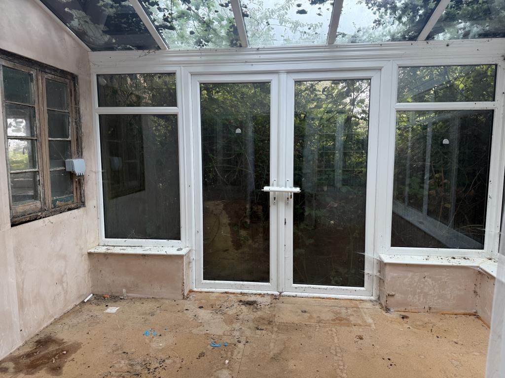 Lot: 113 - FOUR-BEDROOM DETACHED HOUSE ON PLOT OF 0.37 ACRES FOR IMPROVEMENT OR REDEVELOPMENT - Conservatory